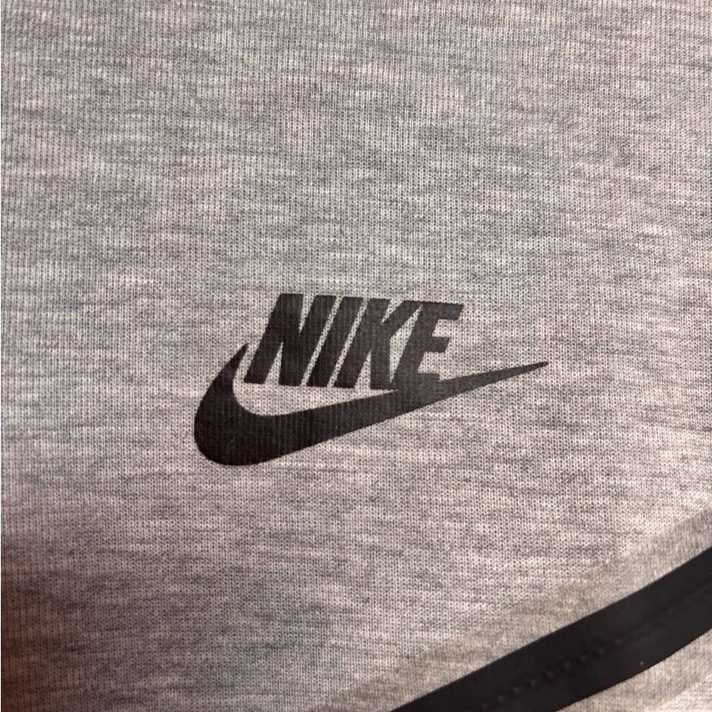 Nike Light Grey Full-Zip Hooded Performance Jacket with Black Trim EUC - Picture 3 of 5